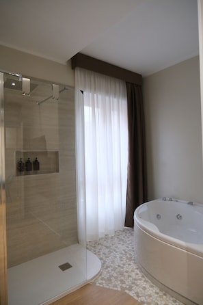 Douche, baignoire à jets, sèche-cheveux, bidet