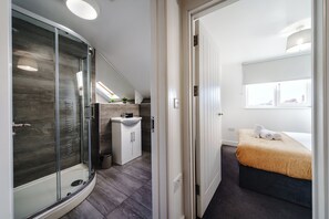 Séchoir à cheveux, serviettes fournies, savon, shampooing
