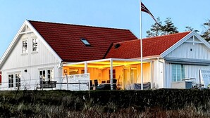 A white building with a red roof and a flagpole. - 5 Star Holiday Home in Engelsviken (Fredrikstad)