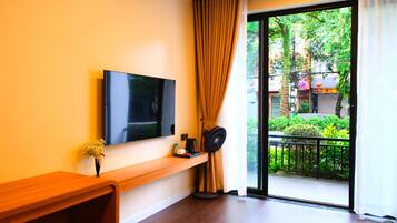 Standard Room, 1 Queen Bed | Premium bedding, minibar, in-room safe, desk