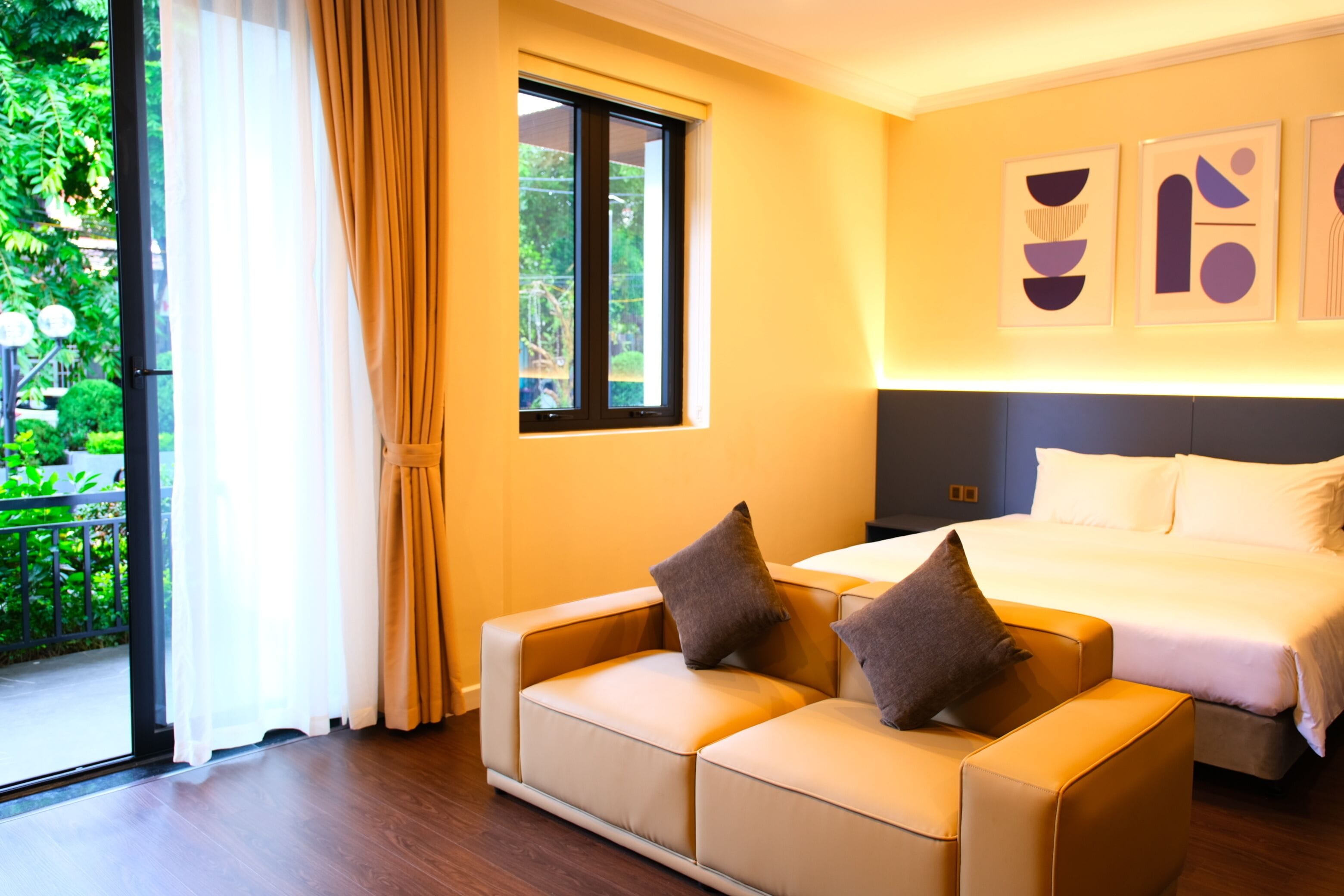 Standard Room, 1 Queen Bed | Premium bedding, minibar, in-room safe, desk