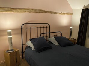 3 bedrooms, desk, iron/ironing board, WiFi