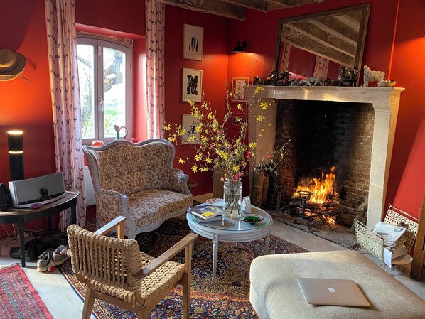 TV, fireplace, stereo