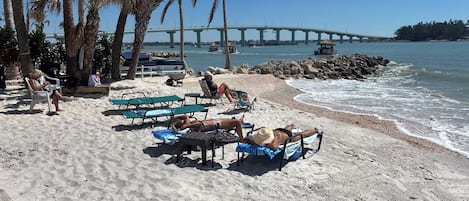 En la playa, camastros y toallas de playa