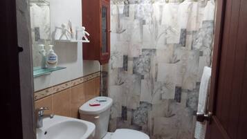 Apartment, 2 Bedrooms, Accessible, Smoking | Bathroom