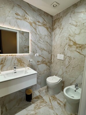 Triple Room, City View | Bathroom | Shower, hair dryer, towels, soap - LA MURAGLIA DI SAN PIETRO  (Rome)