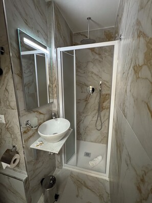 Single Room | Bilik Mandi | Pancuran mandi, pengering rambut, tuala disediakan, sabun 