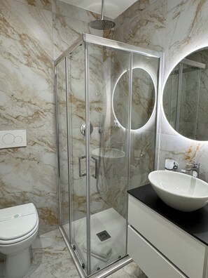 Triple Room, City View | Bilik Mandi | Pancuran mandi, pengering rambut, tuala disediakan, sabun 