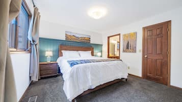 3 habitaciones, escritorio y tabla de planchar con plancha