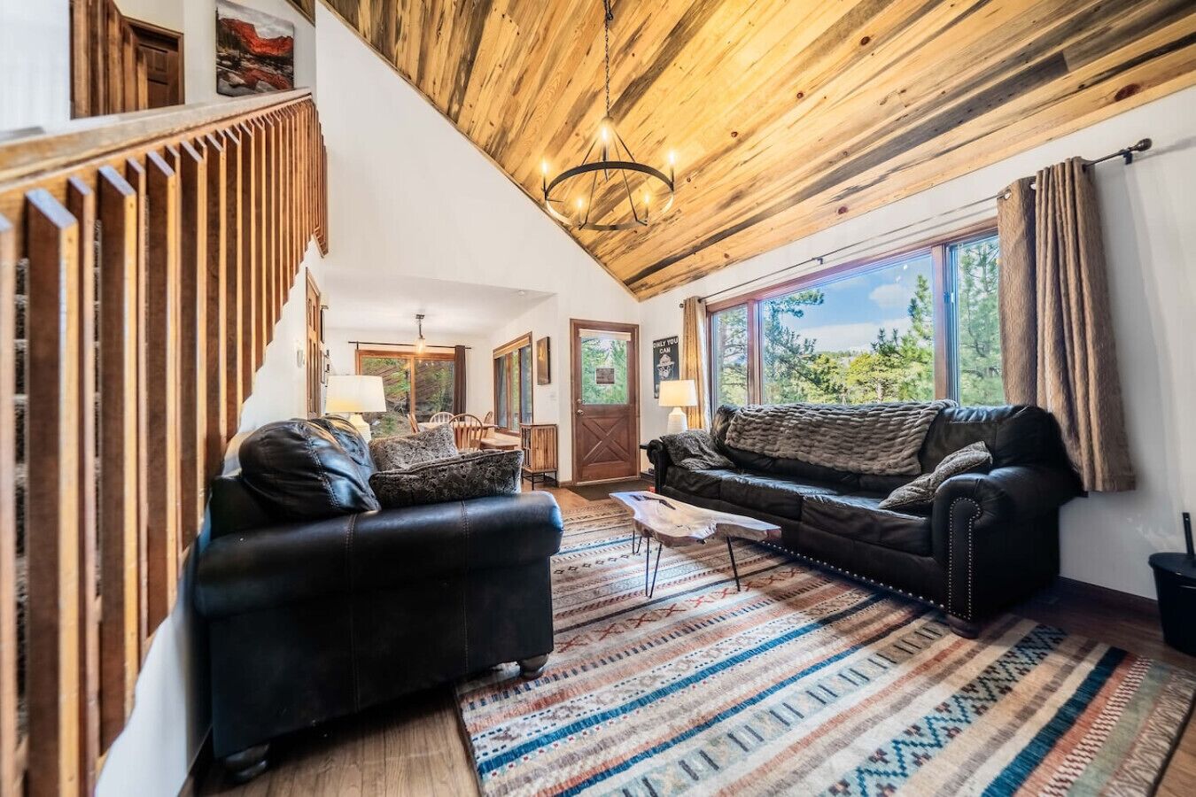 Fernseher, Kamin, DVD-Player