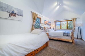 3 bedrooms, desk, iron/ironing board, travel cot