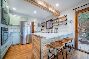 ثلاجة، ميكروويف، فرن، موقد طهي مسطح