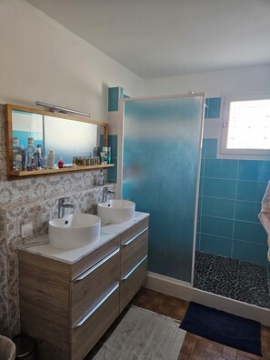 Douche, sèche-cheveux, savon, papier toilette