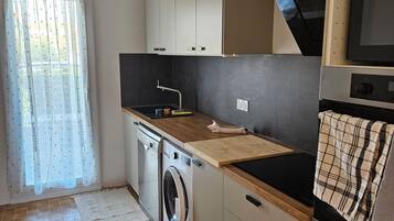 Réfrigérateur, micro-ondes, four, plaque de cuisson