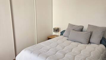 4 slaapkamers, een bureau, een strijkplank/strijkijzer, reisbedje