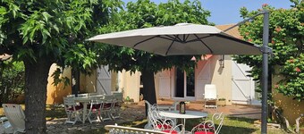 Spacious family home with large shady garden 400 m from the beach on foot