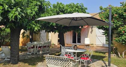 Spacious family home with large shady garden 400 m from the beach on foot