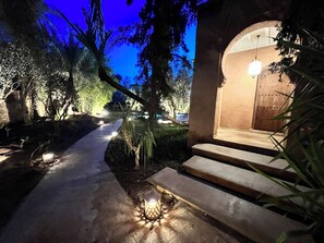 Property grounds - Luxury kasbah villa, 10x4 pool with beach+heated jacuzzi, tropical garden (Marrakech)