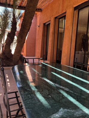 Outdoor dining - Luxury kasbah villa, 10x4 pool with beach+heated jacuzzi, tropical garden (Marrakech)