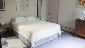 1 bedroom, desk, iron/ironing board, free WiFi - SPACIOUS ECO-FRIENDLY SUITE with KITCHEN ON PARK (Halifax)