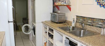 SPACIOUS ECO-FRIENDLY SUITE with KITCHEN ON PARK