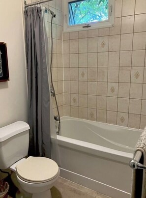 Articles de toilette écologiques, sèche-cheveux, serviettes fournies