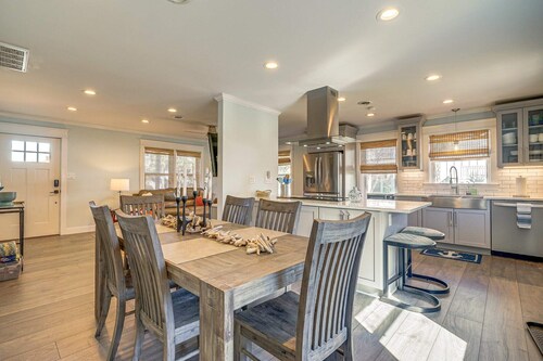 Peaceful Getaway Close to Loop, Beach, Dining