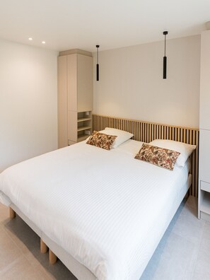 3 bedrooms, desk, travel crib, WiFi