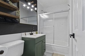 シャワー、ヘアドライヤー、タオル、石鹸