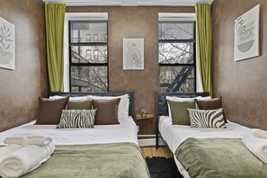 3 室のベッドルーム、デスク、アイロン / アイロン台、旅行用ベビーベッド