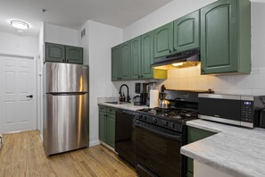 Kylskåp, mikrovågsugn, ugn och spishäll