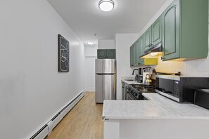 冷蔵庫、電子レンジ、オーブン、コンロ