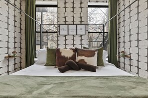 3 bedrooms, desk, iron/ironing board, travel cot