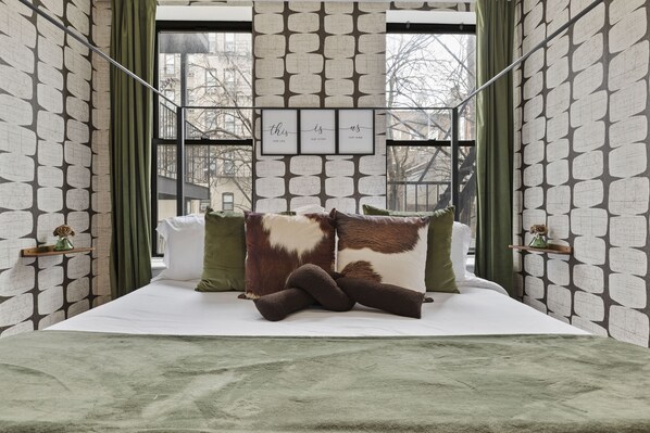 3 bedrooms, desk, iron/ironing board, travel crib