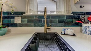 Hus - 1 queensize-säng med bäddsoffa - uteplats - utsikt mot trädgården (Lady Bird Sanctuary) | Eget kök | Kaffe- och tebryggare, kylskåp, mikrovågsugn och ugn