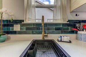 Ferienhaus, 1 Queen-Bett und Schlafsofa, Terrasse, Gartenblick (Lady Bird Sanctuary) | Eigene Küche | Kühlschrank, Mikrowelle, Ofen, Herdplatte