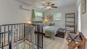 Hus - 1 queensize-säng med bäddsoffa - uteplats - utsikt mot trädgården (Lady Bird Sanctuary) | 1 sovrum, individuell inredning, unika möbler och sängkläder