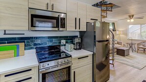 Hus - 1 queensize-säng med bäddsoffa - uteplats - utsikt mot trädgården (Lady Bird Sanctuary) | Eget kök | Kaffe- och tebryggare, kylskåp, mikrovågsugn och ugn