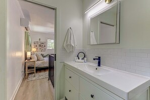 Hus - 1 queensize-säng med bäddsoffa - uteplats - utsikt mot trädgården (Lady Bird Sanctuary) | Badrum | Badkar/dusch, hårtork och handdukar