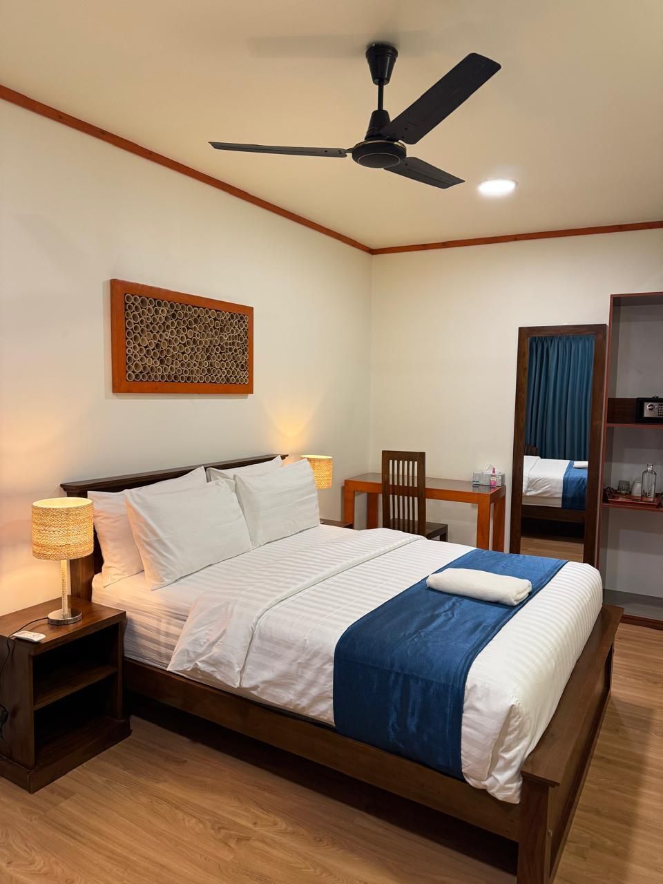 Habitación doble estándar, 1 cama Queen size, para no fumadores, planta baja | Caja de seguridad en la habitación y espacio para trabajar con laptop 