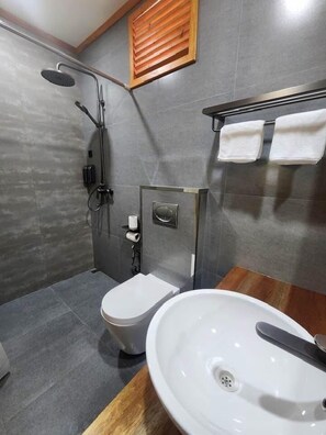 Bruser, gratis toiletartikler, hårtørrer, håndklæder