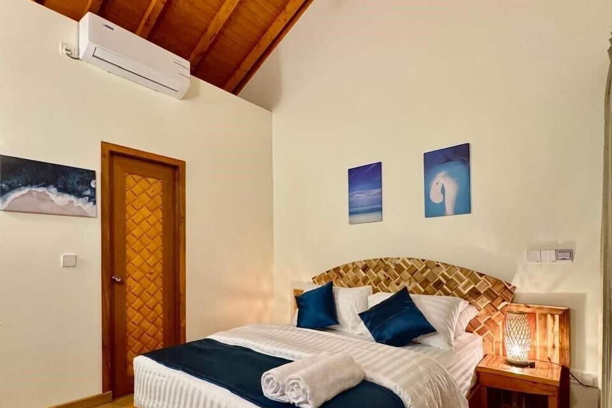 In-room safe, laptop workspace, iron/ironing board, free WiFi