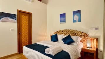 In-room safe, laptop workspace, iron/ironing board, free WiFi