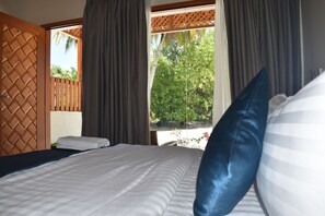 In-room safe, laptop workspace, iron/ironing board, free WiFi