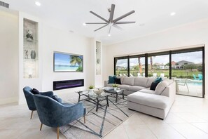 TV - The Imagination - Six Bedroom House, Sleeps 16 (Kissimmee)