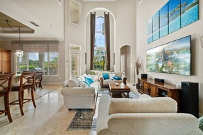 Smart TV, table football - Luxury 5 bed home/sleeps 11/ Pool & Spa,/Games Room/Golf Views/Onsite Dining/ (Kissimmee)