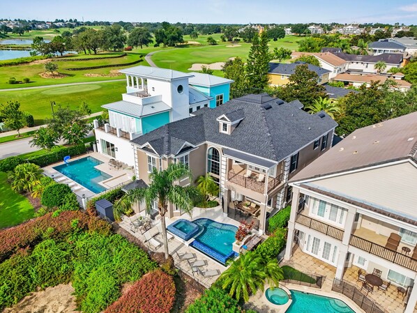 Exterior - Luxury 5 bed home/sleeps 11/ Pool & Spa,/Games Room/Golf Views/Onsite Dining/ (Kissimmee)