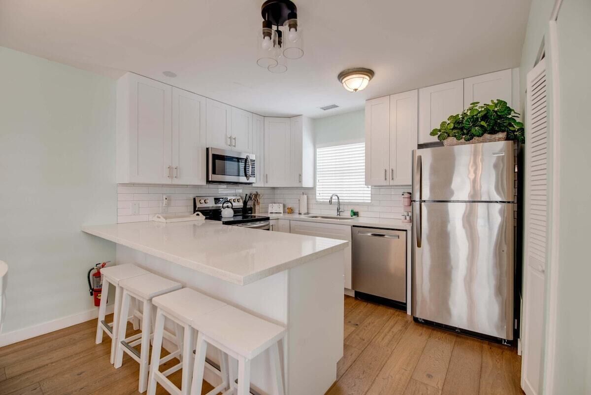 Kjøleskap, mikrobølgeovn, ovn og oppvaskmaskin