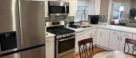 Mikrowelle, Ofen, Herdplatte, Geschirrspüler