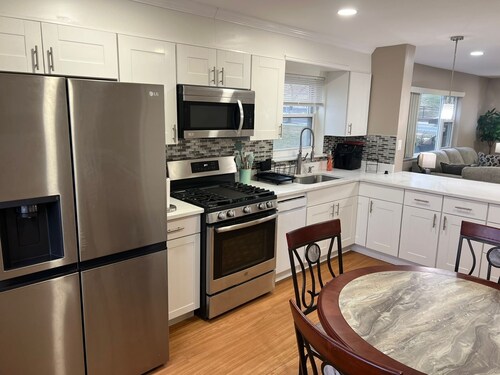 Cozy 2-bedroom apartment 20 mins to NYC with WiFi, AC